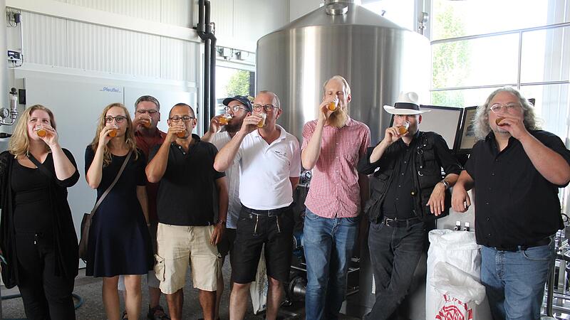 Genie&szlig;en den ersten Schluck: Angeh&ouml;rige der eigens gebildeten Braukommission der Bamberger Uni. Von links: Melissa Steinbach, Maybrit W&auml;chter, Stephan Hoch , Prof. Dr. Christian Proa&ntilde;o, Andreas Weick, Brauer J&ouml;rg Binkert, Christian M&uuml;ller, Prof. D...