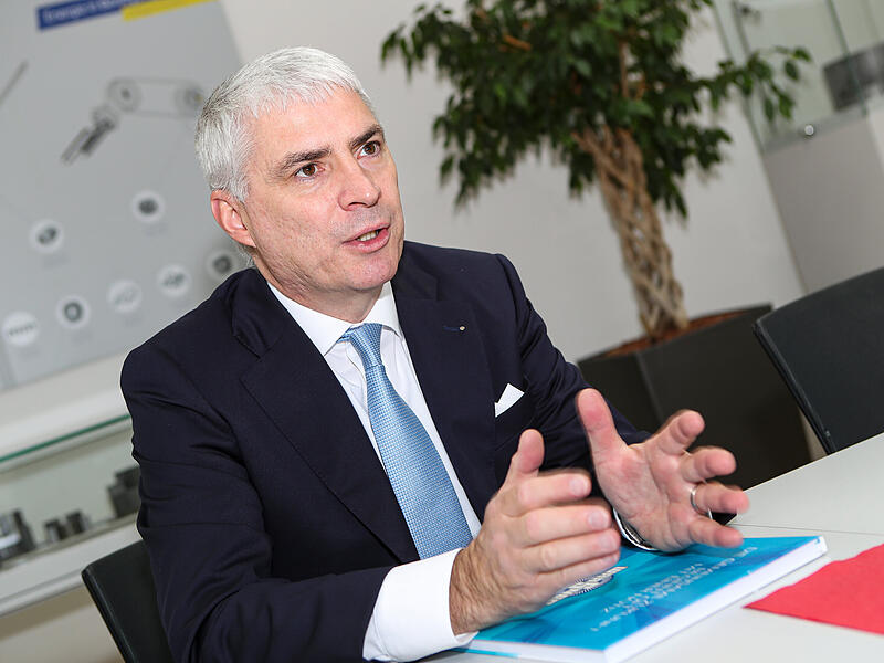 Michael WaasnerWaasner Die Wirtschaft bleibt angeschlagen, auch in Oberfranken. Wie der Präsident der Industrie- und Handelskammer für Oberfranken Bayreuth (IHK) auf die aktuelle Lage blickt und warum sowohl Staat als auch Arbeitnehmer in die Pflicht nimmt, verrät er im exklusiven FT-Interview.