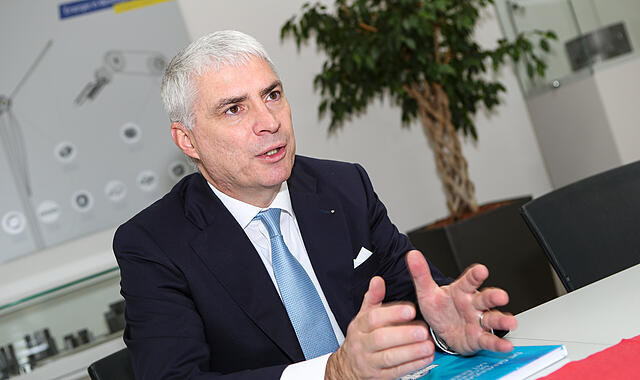 Michael WaasnerWaasner Die Wirtschaft bleibt angeschlagen, auch in Oberfranken. Wie der Präsident der Industrie- und Handelskammer für Oberfranken Bayreuth (IHK) auf die aktuelle Lage blickt und warum sowohl Staat als auch Arbeitnehmer in die Pflicht nimmt, verrät er im exklusiven FT-Interview.