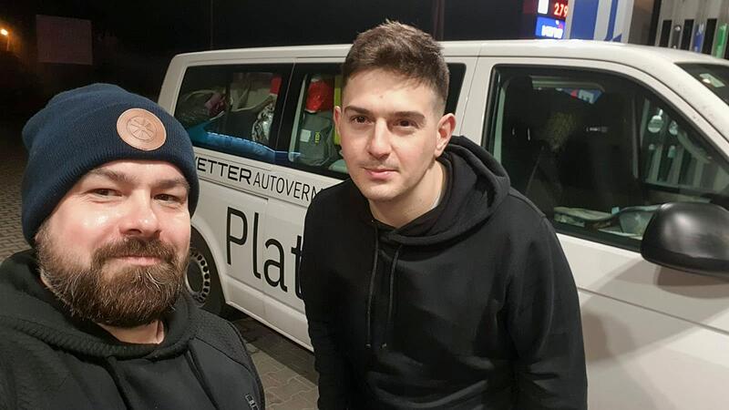 Andi Kraus und Roman Grycak mit ihrem Transporter. Andi Kraus und Roman Grycak mit ihrem Transporter.