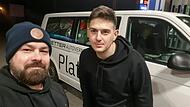 Andi Kraus und Roman Grycak mit ihrem Transporter.