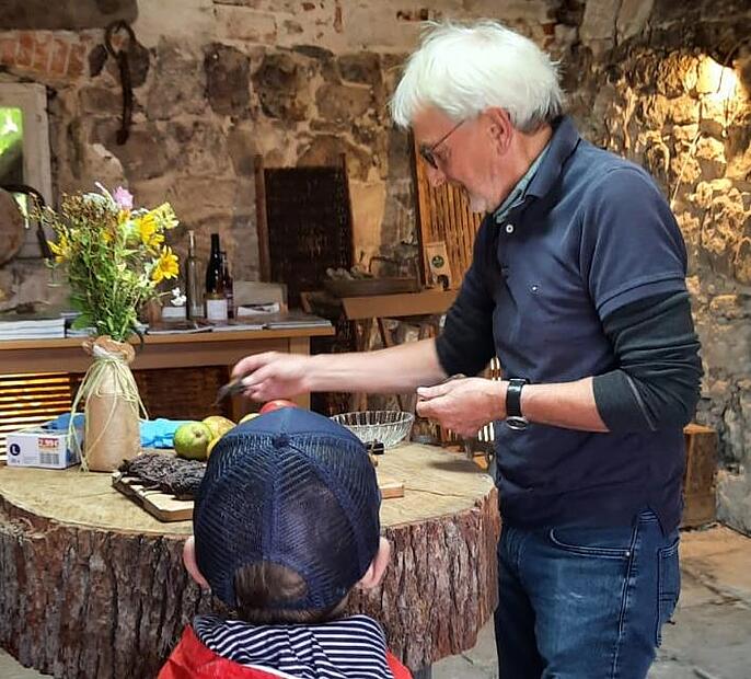Bei Führungen auf seinem Hutzelhof zeigt Franz Hümmer Interessenten, wie die Dörrbirnen entstehen. Bei Führungen auf seinem Hutzelhof zeigt Franz Hümmer Interessenten, wie die Dörrbirnen entstehen.