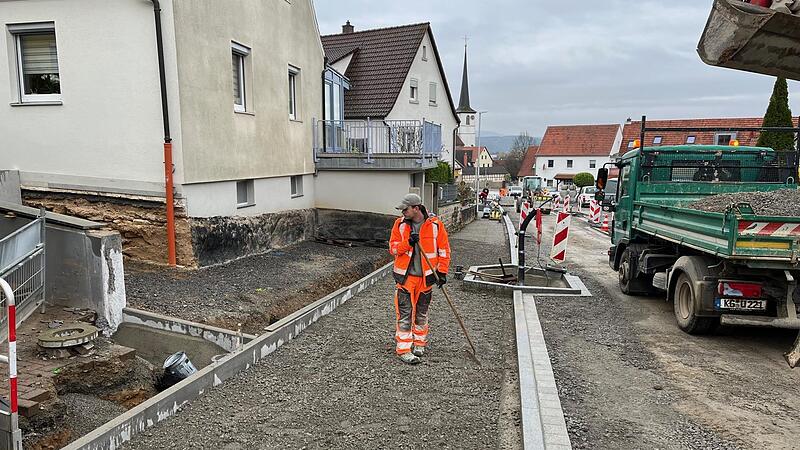 Die Sanierungsmaßnahmen „Am Kohlenberg“ gehen zügig voran. Die ausführende Firma Ullrich wartet jetzt auf die Kabelverlegungen des Bayernwerks und der Telekom.