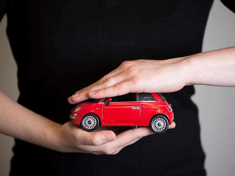 Wechselzeit bei Kfz-Versicherungen: Wer sorgfältig vergleicht, kann Geld sparen.