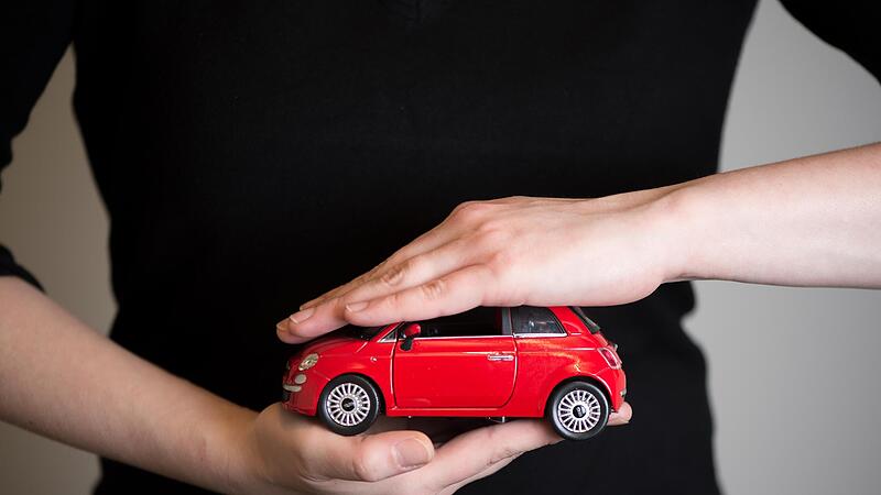 Wechselzeit bei Kfz-Versicherungen: Wer sorgfältig vergleicht, kann Geld sparen.