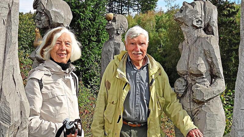 Als &bdquo;Gr&uuml;nes Band-Wanderer&ldquo; interessierten sich die 84-j&auml;hrige Annette und der 90-j&auml;hrige Siegfried Brandenfels in Nordhalben auch f&uuml;r den Skulpturenpfad.Norbert Neugebauer