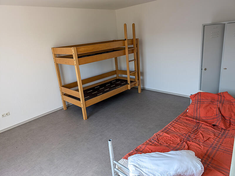Obdachlosigkeit ForchheimForchheim & Fränkische Schweiz Meist starten die Bewohner am Eggolsheimer Weg in einem Mehrbettzimmer. Bleiben sie länger, können sie eventuell in Doppel- oder Einzelzimmer umziehen.