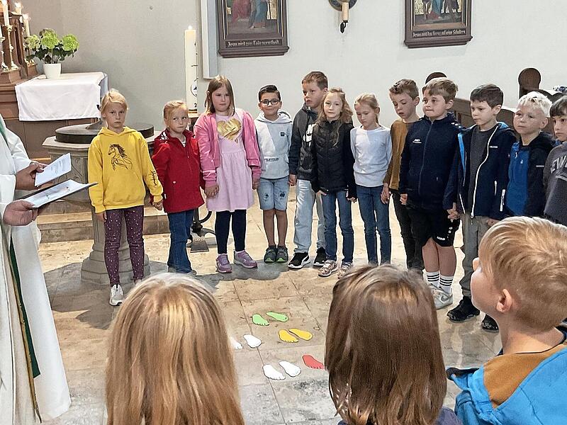 Die beiden Geistlichen verabschieden die Schülerinnen und Schüler in die Ferien.
