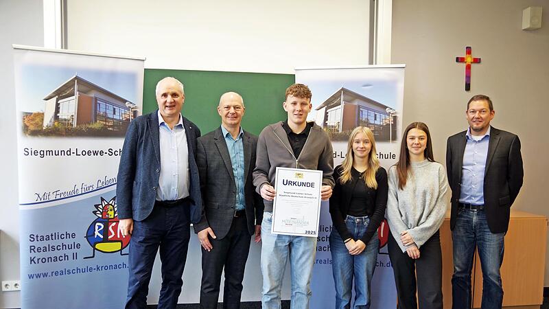 Ministerialbeauftragter Christoph Kasseckert (Zweiter von links) und Beratungsrektor Markus Zenger (rechts) &uuml;berreichten die Urkunde f&uuml;r herausragende au&szlig;erunterrichtliche Aktivit&auml;ten an den Schulleiter der RS II, Steffen Rost (links) und die Sch&uuml;...