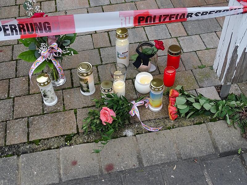 Weisendorf trauert nach grausiger BluttatBilder der Trauer: Weisendorf gedenkt der Toten Kerzen, Blumen und Kuscheltiere - ein Tag nach dem Familiendrama in Weisendorf gedenken die Anwohner der toten 14-Jährigen.