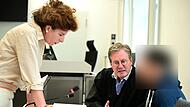 Eine Rum&auml;nisch-Dolmetscherin, Rechtsanwalt Moritz Schmitt-Fricke aus Mainz und einer der Angeklagten