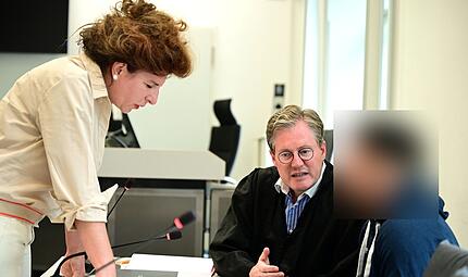 Eine Rum&auml;nisch-Dolmetscherin, Rechtsanwalt Moritz Schmitt-Fricke aus Mainz und einer der Angeklagten