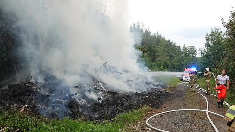 Feuerwehr Ha&szlig;furt: Waldbrand zwischen Buch und W&uuml;lflingen fordert Gro&szlig;aufgebot