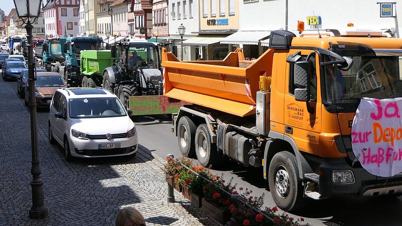 Ein Demozug mit gut einem Dutzend schwerer Nutzfahrzeuge zog am Freitagnachmittag unter anderem durch die Haßfurter Altstadt.
