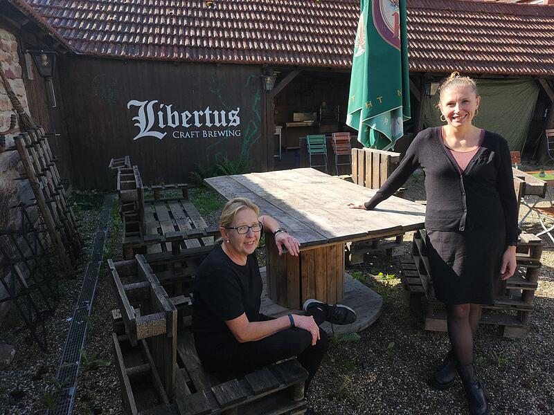 Mutter Patricia W&uuml;scher und Tochter Denise Renninger halten zamm: Auch wenn die Tochter mittlerweile Gymnasiallehrerin ist, hilft sie - wie auch ihre beiden Geschwister - mit, wenn es brennt. Die kleine Craftbier-Brauerei im Hintergrund war Denise Renningers Idee.
