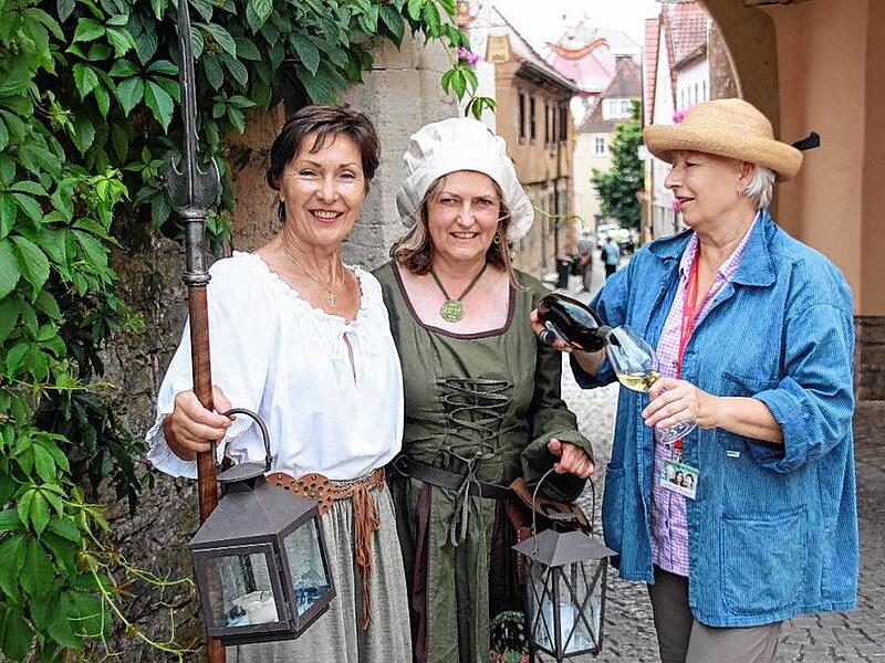 Unter dem Motto "Lange Schatten erz&auml;hlen in dunkler Nacht" geht es mit dem G&auml;stef&uuml;hrer-Trio Gerti H&ouml;fling, Gudrun Kosch und Alice Schiller am Abend vor der Zeitumstellung durch Dettelbach.&nbsp;