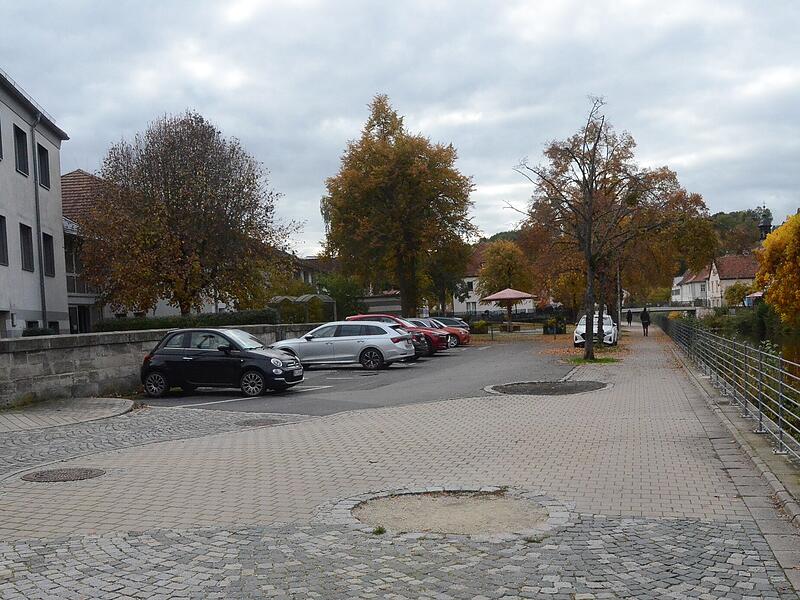 Hier an der Kronachallee entsteht im Zuge des Projekts Mädchen-Café, eine Initiative der Vhs Kreis Kronach, eine Traumallee, ein Lieblingsplatz. Die Rede ist auch von einem Drehcafé, zu dem sich auch  bald zwei Rosskastanien in das Kleinod mit einfügen werden.