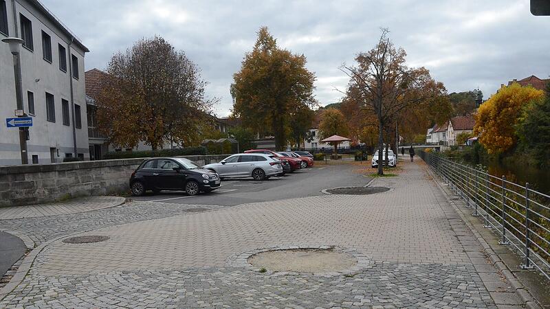 Hier an der Kronachallee entsteht im Zuge des Projekts M&auml;dchen-Caf&eacute;, eine Initiative der Vhs Kreis Kronach, eine Traumallee, ein Lieblingsplatz. Die Rede ist auch von einem Drehcaf&eacute;, zu dem sich auch  bald zwei Rosskastanien in das Kleinod mit einf&uuml;gen werden.