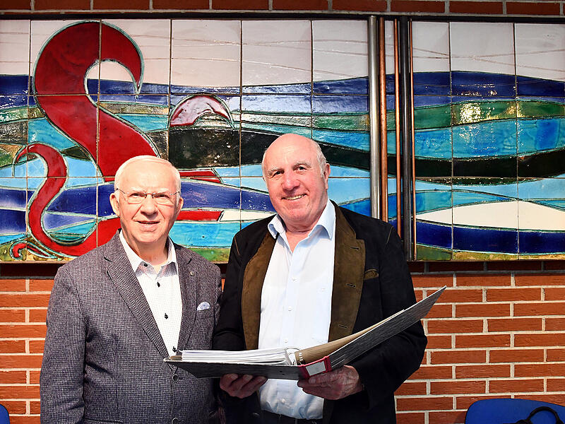 Hans Schwender (links) und Stiftungsvorstand Gerhard M&uuml;ller freuen sich &uuml;ber die Gr&uuml;ndung der &bdquo;Hans und Ursula Schwender Stiftung&ldquo;, mit der nicht nur die Zukunt des Unternehmens gesichert ist, sondern Gutes f&uuml;r die Region entstehen soll.