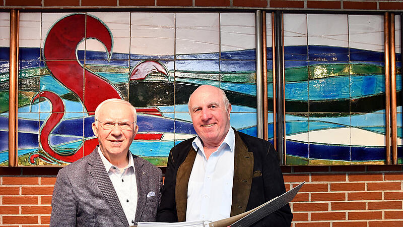 Hans Schwender (links) und Stiftungsvorstand Gerhard M&uuml;ller freuen sich &uuml;ber die Gr&uuml;ndung der &bdquo;Hans und Ursula Schwender Stiftung&ldquo;, mit der nicht nur die Zukunt des Unternehmens gesichert ist, sondern Gutes f&uuml;r die Region entstehen soll.