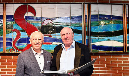 Hans Schwender (links) und Stiftungsvorstand Gerhard M&uuml;ller freuen sich &uuml;ber die Gr&uuml;ndung der &bdquo;Hans und Ursula Schwender Stiftung&ldquo;, mit der nicht nur die Zukunt des Unternehmens gesichert ist, sondern Gutes f&uuml;r die Region entstehen soll.