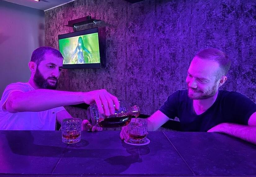 Gastwirt Karo schenkt armenischen Cognac ein, eine Spezialität seiner Heimat. Zu Gast in „ANI’s Lunge“ ist auf unserem Bild Christopher Schmitt. Der Eberner betreut die Neugründung als Gründungscoach.