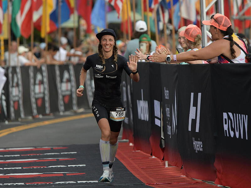 Geschafft! Jess Ittner läuft freudestrahlend bei der Triathlon-WM als Vierte ihrer Altersklasse ins Ziel.