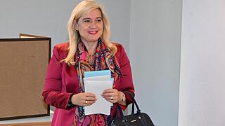 Dürfte wohl wieder Stimmkreisvertreterin werden: Staatsministerin Melanie Huml (CSU) gab im Stadtarchiv in der Unteren Sandstraße ihre Stimme ab.