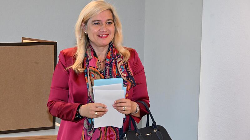 D&uuml;rfte wohl wieder Stimmkreisvertreterin werden: Staatsministerin Melanie Huml (CSU) gab im Stadtarchiv in der Unteren Sandstra&szlig;e ihre Stimme ab.