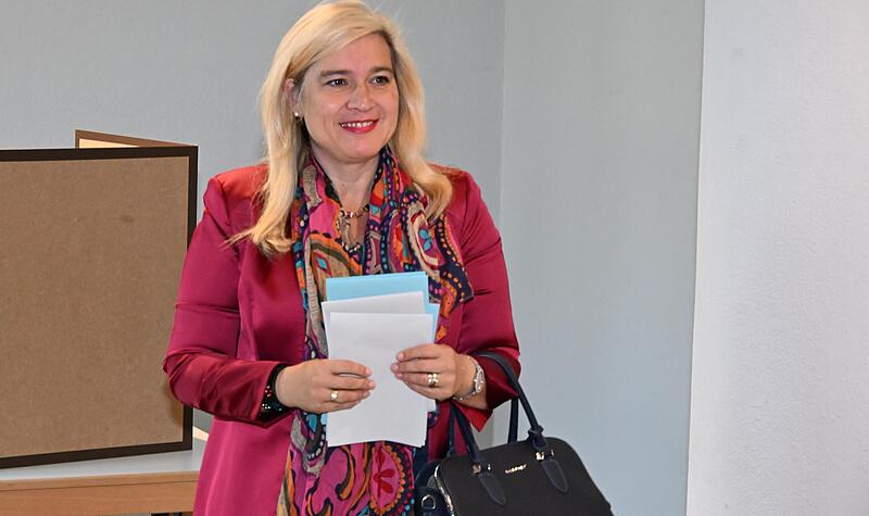 Dürfte wohl wieder Stimmkreisvertreterin werden: Staatsministerin Melanie Huml (CSU) gab im Stadtarchiv in der Unteren Sandstraße ihre Stimme ab.