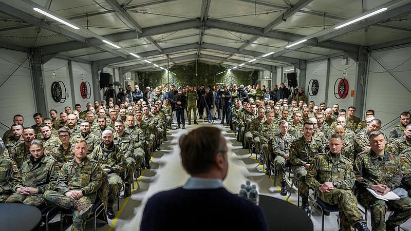 Boris Pistorius (SPD), Bundesminister der Verteidigung, spricht zu Bundeswehrsoldaten in Litauen.