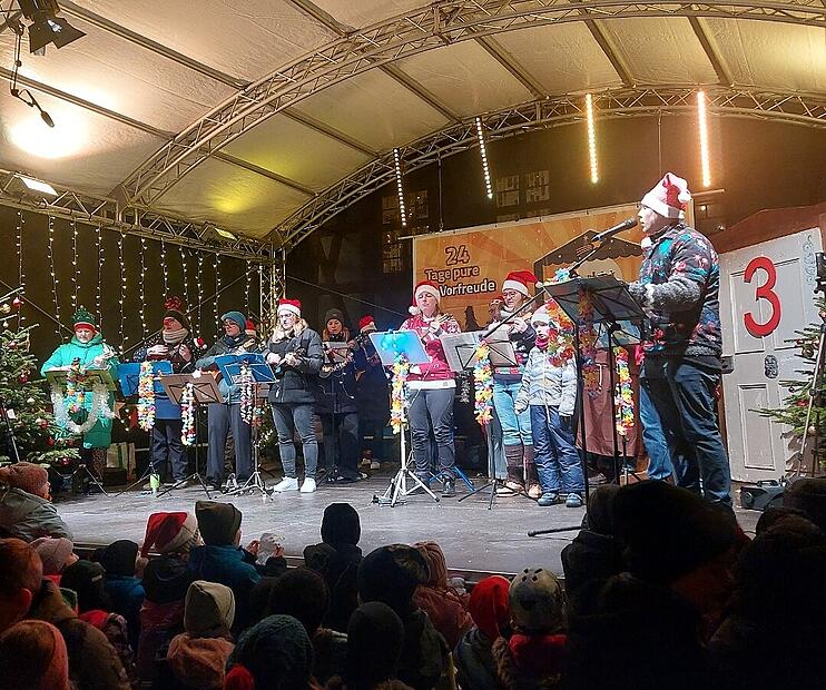 Die Ukulele-Klänge lockten viele Neugierige und boten ganz besonderes Adventsflair.