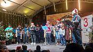Die Ukulele-Klänge lockten viele Neugierige und boten ganz besonderes Adventsflair.