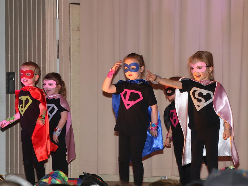 Tanzgruppe Minis: Superhelden