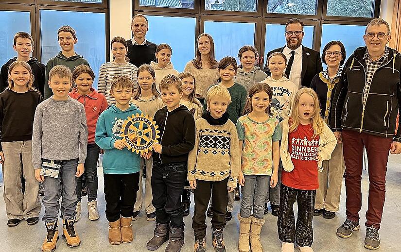 Steffen Krambo und Pr&auml;sident Nico Sauer mit Kirchenmusikdirektor J&ouml;rg W&ouml;ltche und den Gospelkids bei der &Uuml;bergabe der rotarischen F&ouml;rderung.
