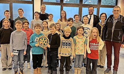Steffen Krambo und Pr&auml;sident Nico Sauer mit Kirchenmusikdirektor J&ouml;rg W&ouml;ltche und den Gospelkids bei der &Uuml;bergabe der rotarischen F&ouml;rderung.
