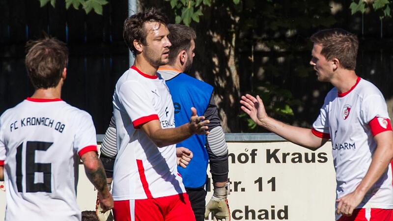 Hatten auch am Samstag reichlich Grund zum Jubeln: Lukas Kraus (Mitte), &bdquo;Capitano&ldquo; Lucas Beierwaltes (rechts) und Andr&eacute; Zapf.