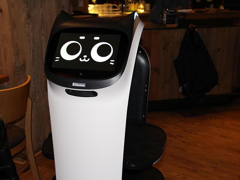 Ob sich der Einsatz eines Service-Roboters in der Gastronomie lohnt, ist letztlich auch eine Frage der Kalkulation. Ob sich der Einsatz eines Service-Roboters in der Gastronomie lohnt, ist letztlich auch eine Frage der Kalkulation.