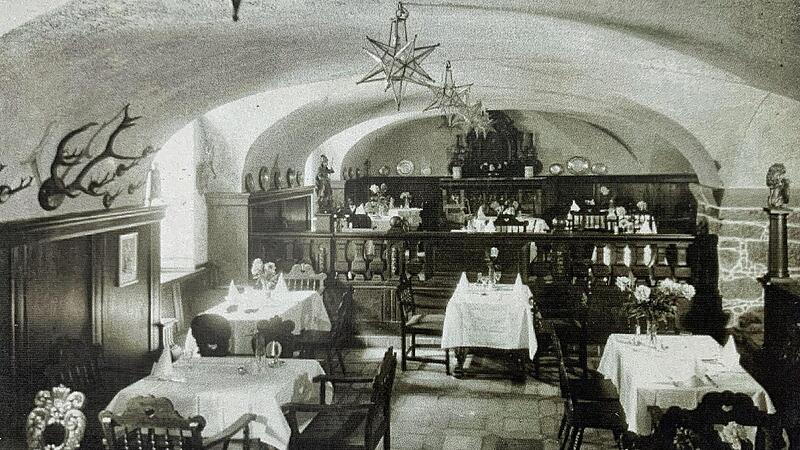 Der gro&szlig;e Gastraum um 1920.