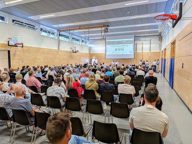 Nur wenige Pl&auml;tze waren noch frei bei der B&uuml;rgerversammlung in Weidhausen. Der &Uuml;bertragungsbetreiber Tennet musste sich vielen kritischen Fragen zum Thema Netzausbau stellen.