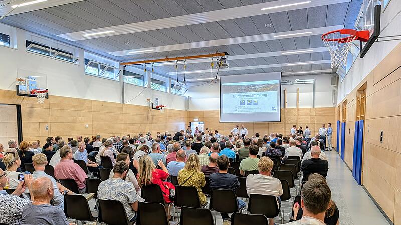 Nur wenige Pl&auml;tze waren noch frei bei der B&uuml;rgerversammlung in Weidhausen. Der &Uuml;bertragungsbetreiber Tennet musste sich vielen kritischen Fragen zum Thema Netzausbau stellen.