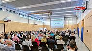 Nur wenige Plätze waren noch frei bei der Bürgerversammlung in Weidhausen. Der Übertragungsbetreiber Tennet musste sich vielen kritischen Fragen zum Thema Netzausbau stellen. Nur wenige Plätze waren noch frei bei der Bürgerversammlung in Weidhausen. Der Übertragungsbetreiber Tennet musste sich vielen kritischen Fragen zum Thema Netzausbau stellen.
