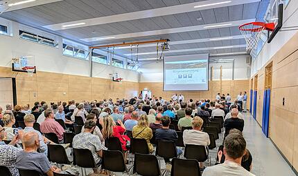 Nur wenige Pl&auml;tze waren noch frei bei der B&uuml;rgerversammlung in Weidhausen. Der &Uuml;bertragungsbetreiber Tennet musste sich vielen kritischen Fragen zum Thema Netzausbau stellen.