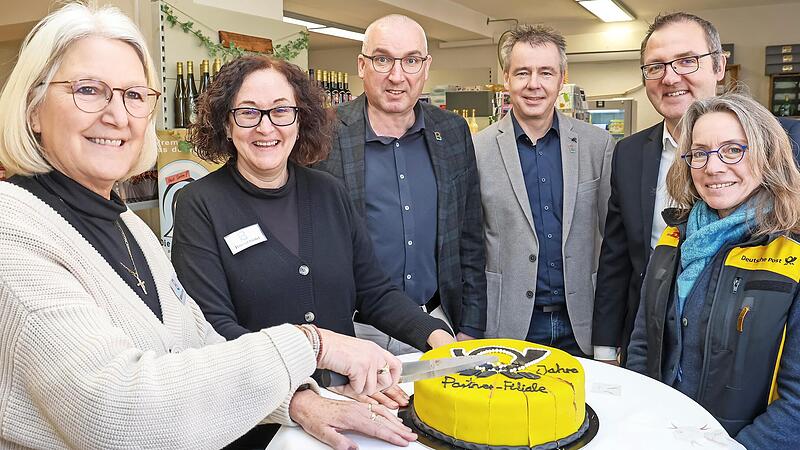 Versammelten sich um die Geburtstagstorte: (von links) die Mitarbeiterinnen im Bockleter Lädle, Barbara Lorenz und Hiltrud Riedel, Bürgermeister Andreas Sandwall, Thomas Beck (Geschäftsführer der Staatsbad und Touristik Bad Bocklet GmbH), Christia... Versammelten sich um die Geburtstagstorte: (von links) die Mitarbeiterinnen im Bockleter Lädle, Barbara Lorenz und Hiltrud Riedel, Bürgermeister Andreas Sandwall, Thomas Beck (Geschäftsführer der Staatsbad und Touristik Bad Bocklet GmbH), Christia...