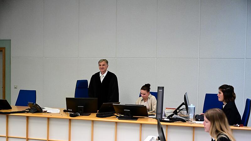 Jugendrichter Martin Waschner, zwei Protokollführerinnen und eine Staatsanwältin