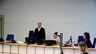Jugendrichter Martin Waschner, zwei Protokollführerinnen und eine Staatsanwältin