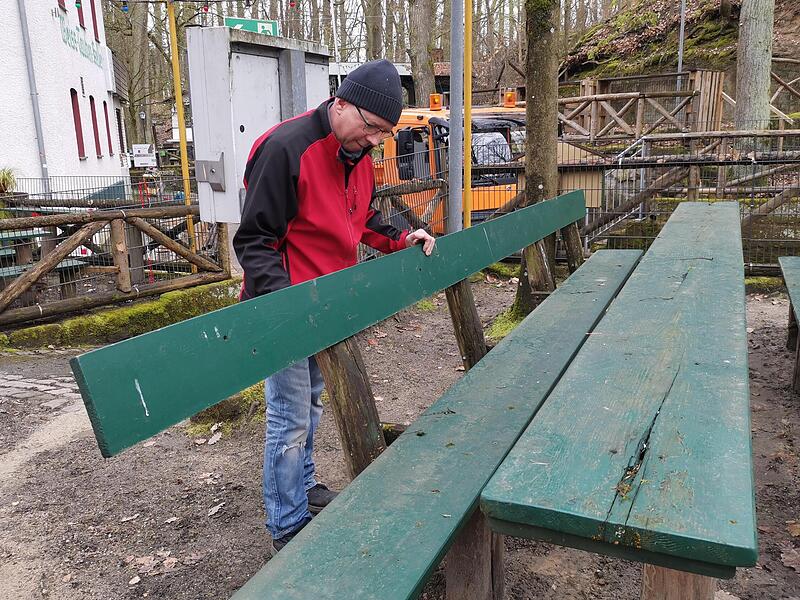 Bruno Alberti pr&uuml;ft, ob die Holzbank auch der kommenden Saison noch stand h&auml;lt oder getauscht werden muss.Forchheim & Fr&auml;nkische Schweiz