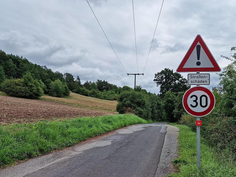 Die Straße zum Café Sinnberg und dem Waldkindergarten kann nur mit reduzierter Geschwindigkeit befahren werden. Die Straße zum Café Sinnberg und dem Waldkindergarten kann nur mit reduzierter Geschwindigkeit befahren werden.