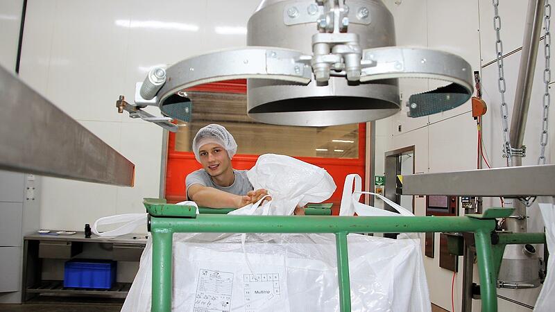 Hannes Schwanfelder macht den Sack zu. Im Inneren des &bdquo;Big Packs&ldquo; befindet sich in diesem Fall Sieben-Kr&auml;uter-Tee. Auch Maschinenf&uuml;hrer- und Verpackungst&auml;tigkeiten geh&ouml;ren zur Ausbildung.