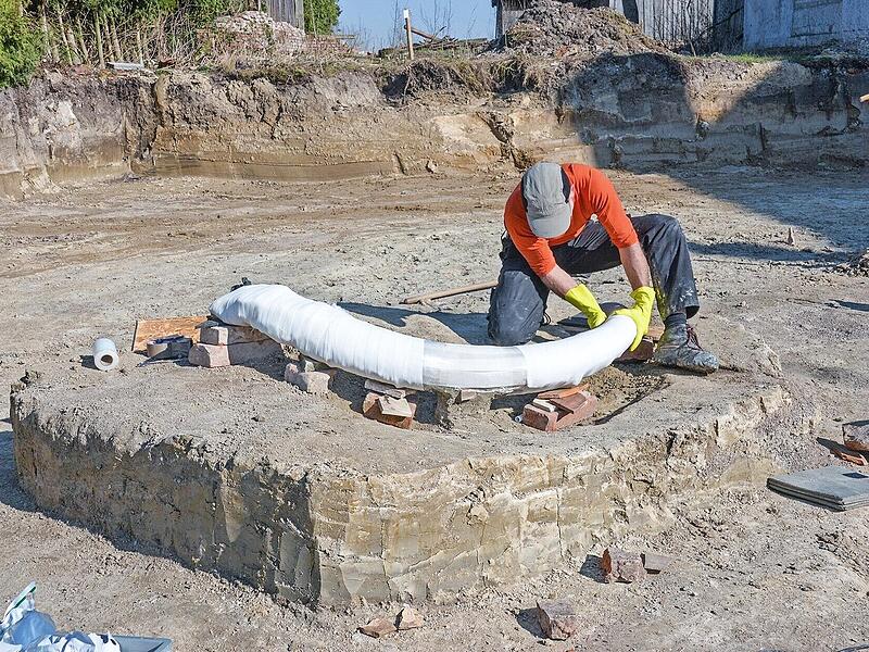 Ein Mitarbeiter des Bayerischen Landesamts für Denkmalpflege bereitet die behutsame Bergung des Mammut-Stoßzahns vor. Ein Mitarbeiter des Bayerischen Landesamts für Denkmalpflege bereitet die behutsame Bergung des Mammut-Stoßzahns vor.